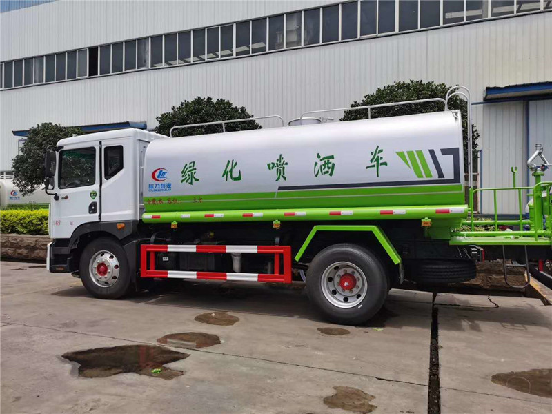 东风D9洒水车